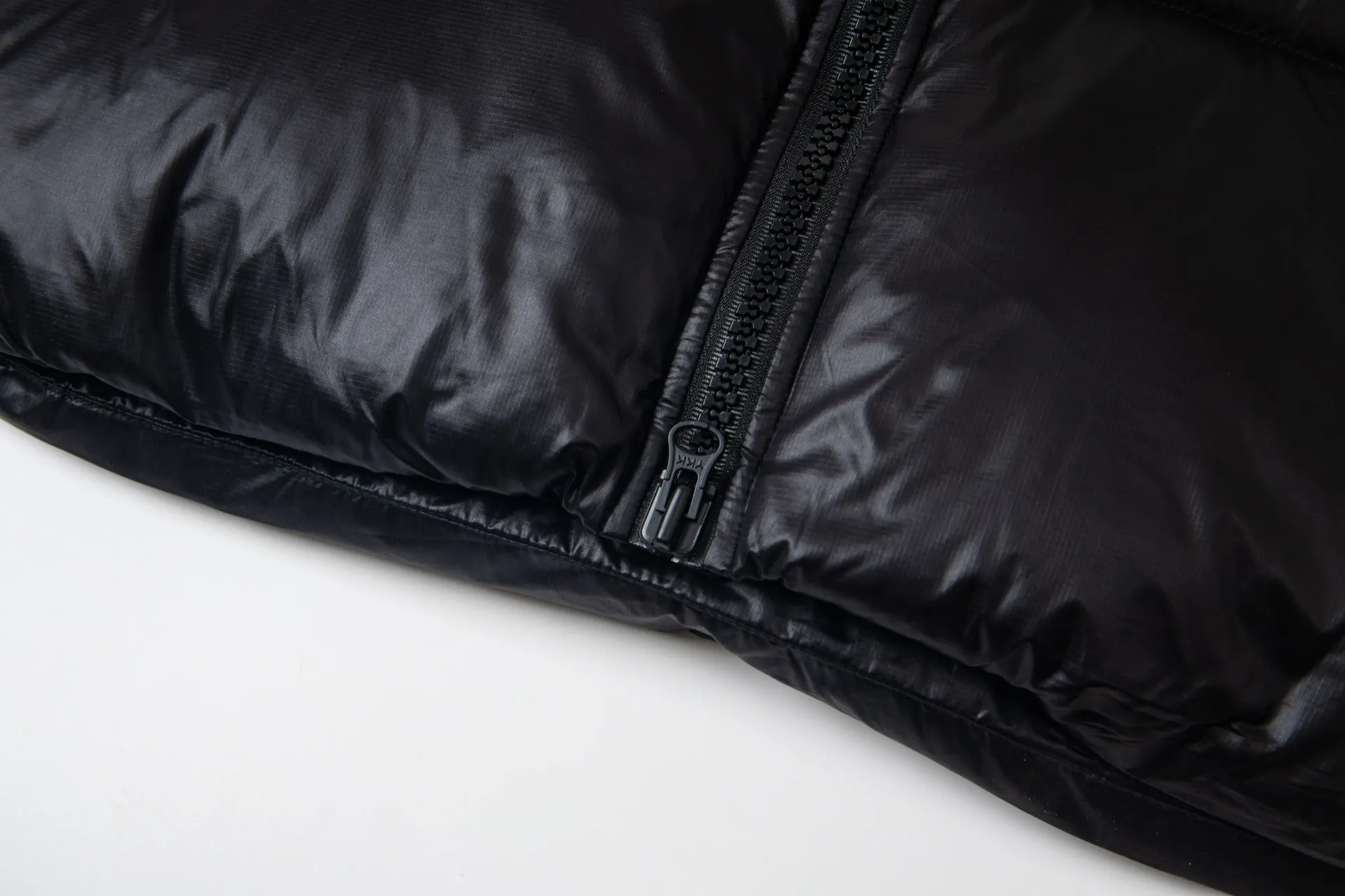 P790 model number: G122 Canada Goose's new Crofton series of lightweight couple's hooded down jacket 1️⃣The fabric is made of recycled Feather-Light tear-resistant fabric, which is ultra-light and has no sense of weight on the upper body. The unique black label highlights the temperament. The interior is filled with white duck down, making the upper body very light and comfortable! 2️⃣It is very youthful and energetic, and can be easily worn by both men and women. It is very in line with the fashion aesthetic concepts of today's young people! 3️⃣ Full set of customized accessories, complete with three standards, same style for men and women, a must-have for couples Color: Picture color Size: S, M, L, XL
